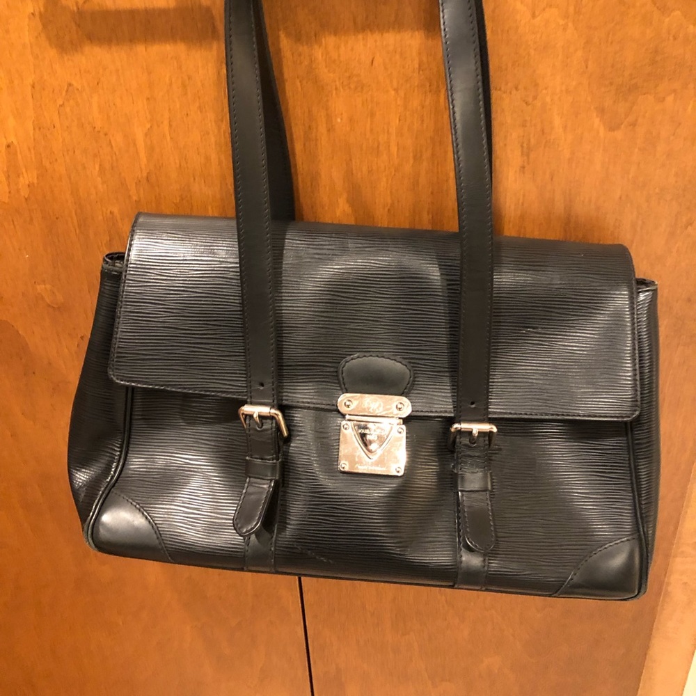 AUTHENTIC Louis Vuitton Epi Segur Mm black shoulder bag with double handles